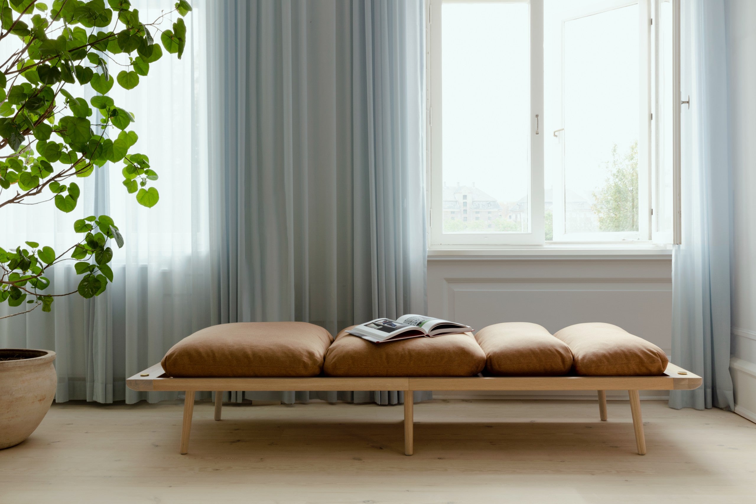LOUNGE AROUND - Dīvāna gulta